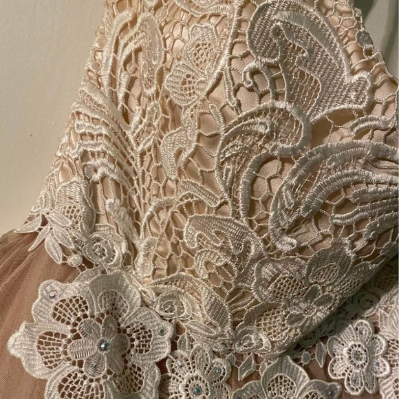 Women’s Gown - Picture 4 of 9